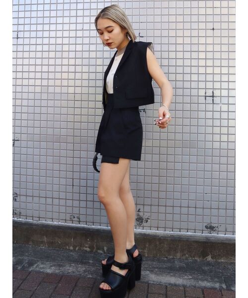 EMODA（エモダ）の「クロップドスーツベスト（ベスト・レディース・ブラック/ベージュ/ネイビー・FREE）」の15枚目の写真