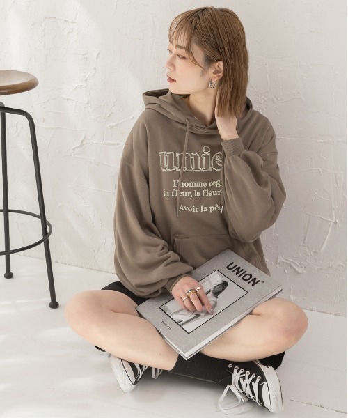 ad thie(アドティエ)の「オーバーサイズ 裏毛ロゴプリントパーカー(パーカー・レディース・アイボリー/ピンク/ブラック/オフホワイト/モカ/チャコール・FREE)」の20枚目の写真