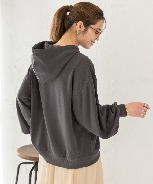 ad thie(アドティエ)の「オーバーサイズ 裏毛ロゴプリントパーカー(パーカー・レディース・アイボリー/ピンク/ブラック/オフホワイト/モカ/チャコール・FREE)」の18枚目の写真