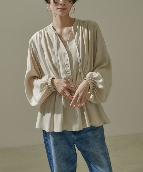 SALON adam et rope'（サロン アダム エ ロペ）の「ギャザードレープヘムフレアブラウス（シャツ/ブラウス・レディース・チャコールグレー/ブラック/ベージュ・FREE）」の3枚目の写真