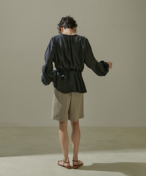 SALON adam et rope'（サロン アダム エ ロペ）の「ギャザードレープヘムフレアブラウス（シャツ/ブラウス・レディース・チャコールグレー/ブラック/ベージュ・FREE）」の5枚目の写真