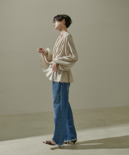 SALON adam et rope'（サロン アダム エ ロペ）の「ギャザードレープヘムフレアブラウス（シャツ/ブラウス・レディース・チャコールグレー/ブラック/ベージュ・FREE）」の12枚目の写真