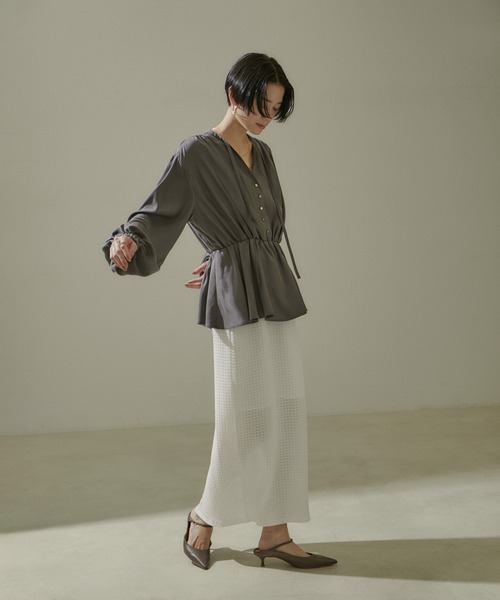 SALON adam et rope'（サロン アダム エ ロペ）の「ギャザードレープヘムフレアブラウス（シャツ/ブラウス・レディース・チャコールグレー/ブラック/ベージュ・FREE）」の22枚目の写真