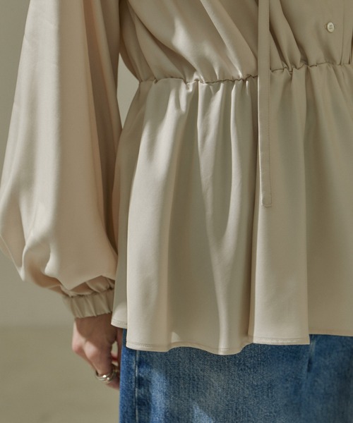 SALON adam et rope'（サロン アダム エ ロペ）の「ギャザードレープヘムフレアブラウス（シャツ/ブラウス・レディース・チャコールグレー/ブラック/ベージュ・FREE）」の7枚目の写真
