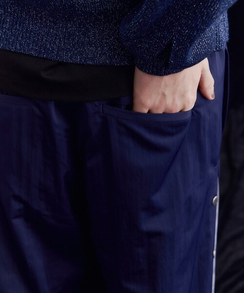 tk.TAKEO KIKUCHI(ティーケータケオキクチ)の「◆K’ Project by Aoi サイドラインハカマトレー二ングパンツ(その他パンツ・レディース・ブルー系その他/チャコールグレー・02/03)」の7枚目の写真