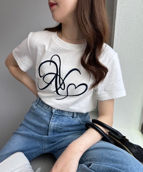 one after another NICE CLAUP（ワンアフターアナザーナイスクラップ）の「イニシャルビッグロゴ刺繍Tシャツ【WEB限定商品】（Tシャツ/カットソー・レディース・ピンク/アイボリー/ホワイト×ブラック/チャコールグレー/ホワイト×ネイビー/ホワイト×ピンク・FREE）」の4枚目の写真