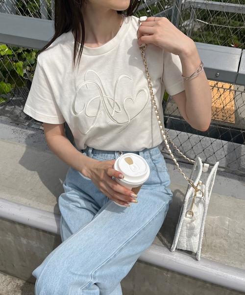 one after another NICE CLAUP（ワンアフターアナザーナイスクラップ）の「イニシャルビッグロゴ刺繍Tシャツ【WEB限定商品】（Tシャツ/カットソー・レディース・ピンク/アイボリー/ホワイト×ブラック/チャコールグレー/ホワイト×ネイビー/ホワイト×ピンク・FREE）」の11枚目の写真