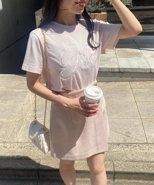 one after another NICE CLAUP（ワンアフターアナザーナイスクラップ）の「イニシャルビッグロゴ刺繍Tシャツ【WEB限定商品】（Tシャツ/カットソー・レディース・ピンク/アイボリー/ホワイト×ブラック/チャコールグレー/ホワイト×ネイビー/ホワイト×ピンク・FREE）」の17枚目の写真