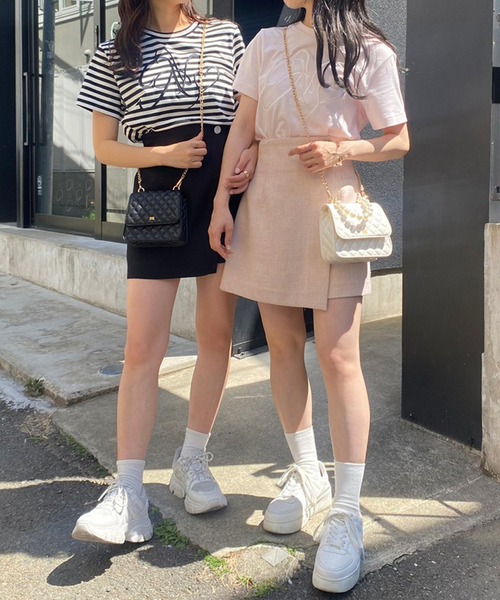 one after another NICE CLAUP（ワンアフターアナザーナイスクラップ）の「イニシャルビッグロゴ刺繍Tシャツ【WEB限定商品】（Tシャツ/カットソー・レディース・ピンク/アイボリー/ホワイト×ブラック/チャコールグレー/ホワイト×ネイビー/ホワイト×ピンク・FREE）」の20枚目の写真