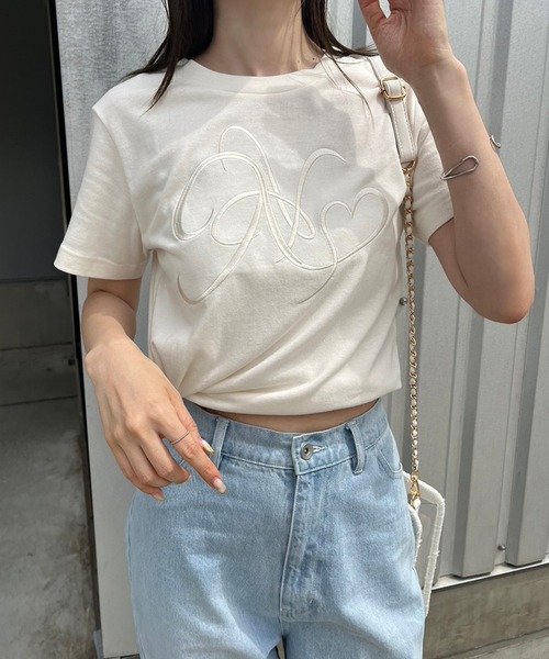 one after another NICE CLAUP（ワンアフターアナザーナイスクラップ）の「イニシャルビッグロゴ刺繍Tシャツ【WEB限定商品】（Tシャツ/カットソー・レディース・ピンク/アイボリー/ホワイト×ブラック/チャコールグレー/ホワイト×ネイビー/ホワイト×ピンク・FREE）」の13枚目の写真