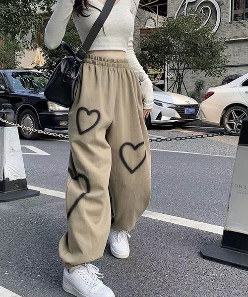 gossip！ロサンゼルス（ゴシップロサンゼルス）の「ハートペイントプリント  スウェット アンクルバンデッドパンツ（スウェットパンツ・レディース・カーキ/ブラック/ホワイト・FREE）」の3枚目の写真