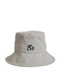 NEWERA×AMERI BASIC LOGO BUCKETHAT ブラック Ameri（アメリ）の「NEWERA×AMERI BASIC LOGO BUCKETHAT（ハット