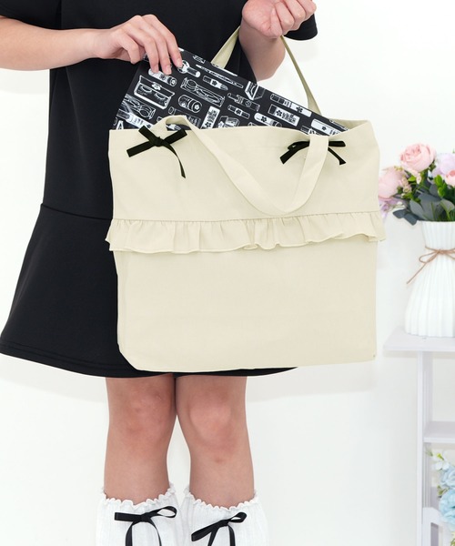 Bee des Bee（ビーデスビー）の「フリル＆リボン レッスントートバッグ（トートバッグ・キッズ・ピンク/ブラック/アイボリー・フリー）」の2枚目の写真