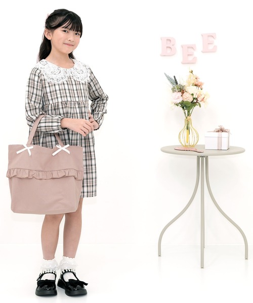Bee des Bee（ビーデスビー）の「フリル＆リボン レッスントートバッグ（トートバッグ・キッズ・ピンク/ブラック/アイボリー・フリー）」の7枚目の写真
