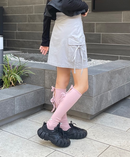 nomnom（ノムノム）の「【nomnom】リボンカーゴミニスカート（スカート・レディース・ベージュ/カーキ/グレー・SMALL/MEDIUM）」の2枚目の写真