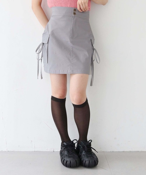 nomnom（ノムノム）の「【nomnom】リボンカーゴミニスカート（スカート・レディース・ベージュ/カーキ/グレー・SMALL/MEDIUM）」の4枚目の写真