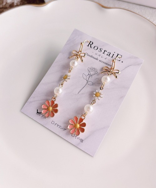 tone(トーン)の「【RosraiE】マーガレット リボンパール ロング ピアス(MA)(ピアス(両耳用)・レディース・ゴールド・FREE)」の2枚目の写真