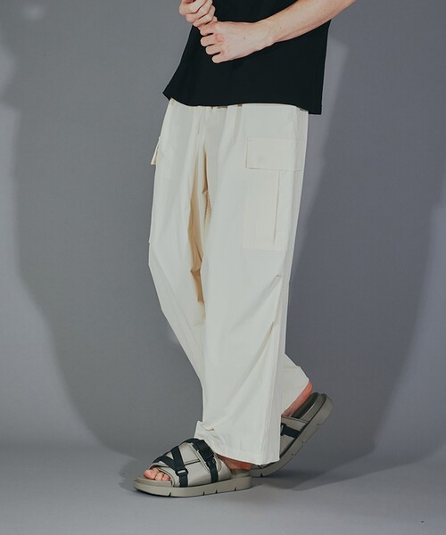 tk.TAKEO KIKUCHI（ティーケータケオキクチ）の「◆ナイロンワイドカーゴパンツ（その他パンツ・メンズ・ブラック/オフホワイト/ダークグリーン・03/02/01）」の2枚目の写真