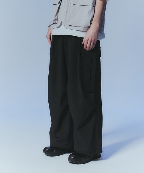 tk.TAKEO KIKUCHI（ティーケータケオキクチ）の「◆ナイロンワイドカーゴパンツ（その他パンツ・メンズ・ブラック/オフホワイト/ダークグリーン・03/02/01）」の3枚目の写真