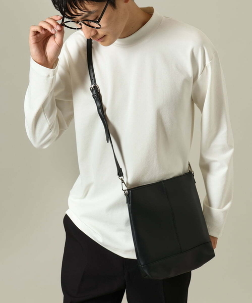 a.v.v（アーヴェヴェ）の「ショルダーバッグ【ドコデモBAGシリーズ】（ショルダーバッグ・メンズ・ブラック/サンドベージュ/アイボリー・46）」の3枚目の写真