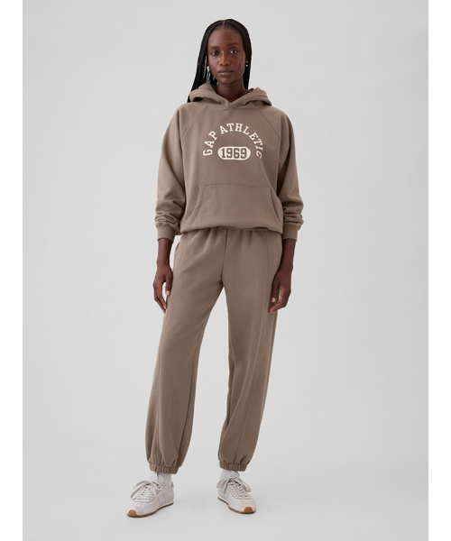 GAP（ギャップ）の「ヴィンテージソフト GAP ATHLETICロゴ パーカー（パーカー・レディース・ブラウン/イエロー/ベージュ/グレー/ブラウン系その他・L/M/XS/XL/S/XXS）」の9枚目の写真