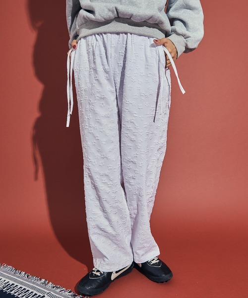 uyu.(ウユ)の「3D Small Flower Casual Pants / 立体スモールフラワーカジュアルパンツ【uyu.】(スラックス・レディース・ブラック/クリーム/ホワイト・FREE)」の2枚目の写真