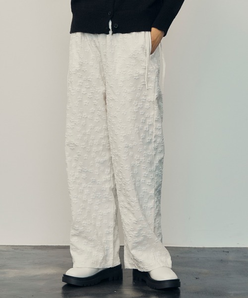 uyu.(ウユ)の「3D Small Flower Casual Pants / 立体スモールフラワーカジュアルパンツ【uyu.】(スラックス・レディース・ブラック/クリーム/ホワイト・FREE)」の3枚目の写真