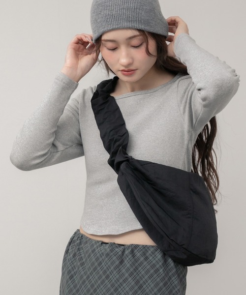 HEILIS（ヘイリス）の「2WAYギャザーフリルショルダーバッグ / 秋服 春服 冬服スエード フェイクスエード 合皮 ナイロン リボンバッグ ハンドバッグ ショルダーバッグ ドロスト スウェード バレエコア フリル ギャザー 韓国 ブラック ベージュ ブラウン アイボリー グレイッシュベージュ グレー（ハンドバッグ・レディース・ブラウン/アイボリー/ベージュ/ブラック系その他/グレイッシュベージュ/ブラック・FREE）」の4枚目の写真