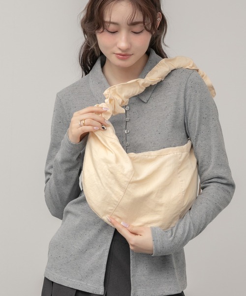 HEILIS（ヘイリス）の「2WAYギャザーフリルショルダーバッグ / 秋服 春服 冬服スエード フェイクスエード 合皮 ナイロン リボンバッグ ハンドバッグ ショルダーバッグ ドロスト スウェード バレエコア フリル ギャザー 韓国 ブラック ベージュ ブラウン アイボリー グレイッシュベージュ グレー（ハンドバッグ・レディース・ブラウン/アイボリー/ベージュ/ブラック系その他/グレイッシュベージュ/ブラック・FREE）」の2枚目の写真