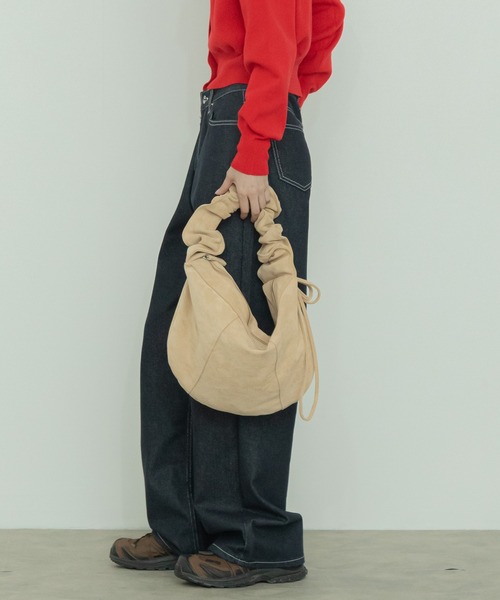 HEILIS（ヘイリス）の「2WAYギャザーフリルショルダーバッグ / 秋服 春服 冬服スエード フェイクスエード 合皮 ナイロン リボンバッグ ハンドバッグ ショルダーバッグ ドロスト スウェード バレエコア フリル ギャザー 韓国 ブラック ベージュ ブラウン アイボリー グレイッシュベージュ グレー（ハンドバッグ・レディース・ブラウン/アイボリー/ベージュ/ブラック系その他/グレイッシュベージュ/ブラック・FREE）」の10枚目の写真