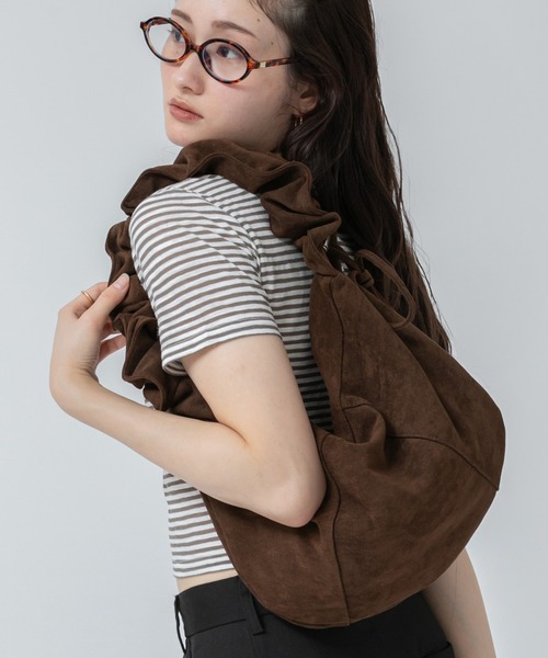 HEILIS（ヘイリス）の「2WAYギャザーフリルショルダーバッグ / 秋服 春服 冬服スエード フェイクスエード 合皮 ナイロン リボンバッグ ハンドバッグ ショルダーバッグ ドロスト スウェード バレエコア フリル ギャザー 韓国 ブラック ベージュ ブラウン アイボリー グレイッシュベージュ グレー（ハンドバッグ・レディース・ブラウン/アイボリー/ベージュ/ブラック系その他/グレイッシュベージュ/ブラック・FREE）」の19枚目の写真