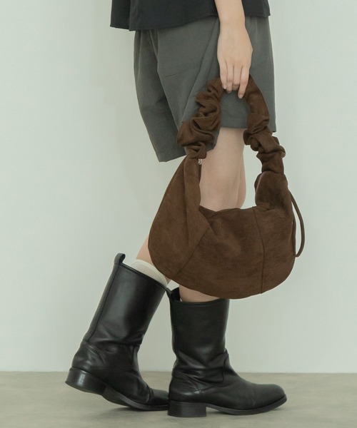 HEILIS（ヘイリス）の「2WAYギャザーフリルショルダーバッグ / 秋服 春服 冬服スエード フェイクスエード 合皮 ナイロン リボンバッグ ハンドバッグ ショルダーバッグ ドロスト スウェード バレエコア フリル ギャザー 韓国 ブラック ベージュ ブラウン アイボリー グレイッシュベージュ グレー（ハンドバッグ・レディース・ブラウン/アイボリー/ベージュ/ブラック系その他/グレイッシュベージュ/ブラック・FREE）」の7枚目の写真