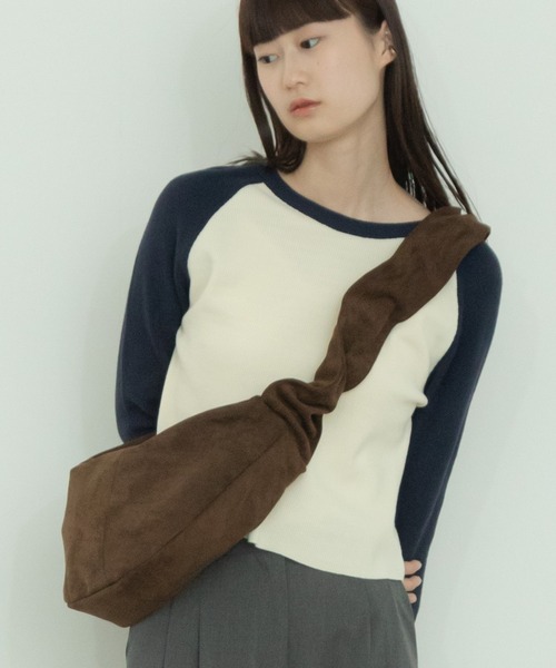 HEILIS（ヘイリス）の「2WAYギャザーフリルショルダーバッグ / 秋服 春服 冬服スエード フェイクスエード 合皮 ナイロン リボンバッグ ハンドバッグ ショルダーバッグ ドロスト スウェード バレエコア フリル ギャザー 韓国 ブラック ベージュ ブラウン アイボリー グレイッシュベージュ グレー（ハンドバッグ・レディース・ブラウン/アイボリー/ベージュ/ブラック系その他/グレイッシュベージュ/ブラック・FREE）」の16枚目の写真