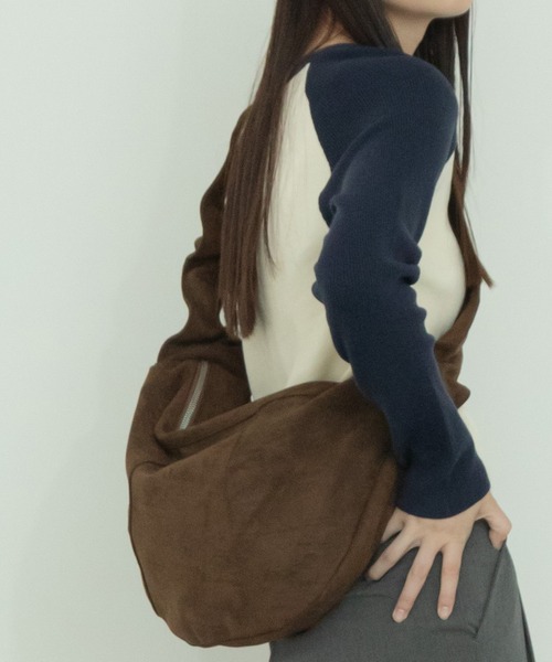 HEILIS（ヘイリス）の「2WAYギャザーフリルショルダーバッグ / 秋服 春服 冬服スエード フェイクスエード 合皮 ナイロン リボンバッグ ハンドバッグ ショルダーバッグ ドロスト スウェード バレエコア フリル ギャザー 韓国 ブラック ベージュ ブラウン アイボリー グレイッシュベージュ グレー（ハンドバッグ・レディース・ブラウン/アイボリー/ベージュ/ブラック系その他/グレイッシュベージュ/ブラック・FREE）」の17枚目の写真