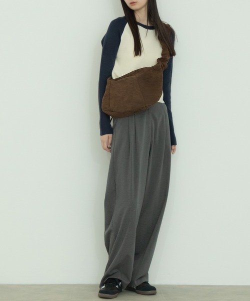 HEILIS（ヘイリス）の「2WAYギャザーフリルショルダーバッグ / 秋服 春服 冬服スエード フェイクスエード 合皮 ナイロン リボンバッグ ハンドバッグ ショルダーバッグ ドロスト スウェード バレエコア フリル ギャザー 韓国 ブラック ベージュ ブラウン アイボリー グレイッシュベージュ グレー（ハンドバッグ・レディース・ブラウン/アイボリー/ベージュ/ブラック系その他/グレイッシュベージュ/ブラック・FREE）」の15枚目の写真