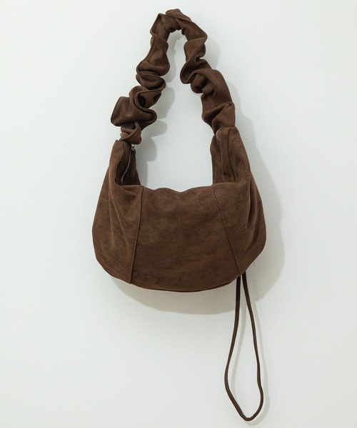 HEILIS（ヘイリス）の「2WAYギャザーフリルショルダーバッグ / 秋服 春服 冬服スエード フェイクスエード 合皮 ナイロン リボンバッグ ハンドバッグ ショルダーバッグ ドロスト スウェード バレエコア フリル ギャザー 韓国 ブラック ベージュ ブラウン アイボリー グレイッシュベージュ グレー（ハンドバッグ・レディース・ブラウン/アイボリー/ベージュ/ブラック系その他/グレイッシュベージュ/ブラック・FREE）」の8枚目の写真