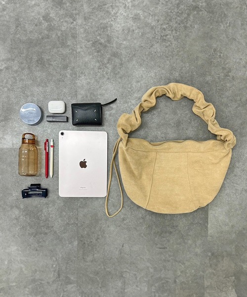 HEILIS（ヘイリス）の「2WAYギャザーフリルショルダーバッグ / 秋服 春服 冬服スエード フェイクスエード 合皮 ナイロン リボンバッグ ハンドバッグ ショルダーバッグ ドロスト スウェード バレエコア フリル ギャザー 韓国 ブラック ベージュ ブラウン アイボリー グレイッシュベージュ グレー（ハンドバッグ・レディース・ブラウン/アイボリー/ベージュ/ブラック系その他/グレイッシュベージュ/ブラック・FREE）」の12枚目の写真