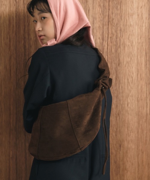 HEILIS（ヘイリス）の「2WAYギャザーフリルショルダーバッグ / 秋服 春服 冬服スエード フェイクスエード 合皮 ナイロン リボンバッグ ハンドバッグ ショルダーバッグ ドロスト スウェード バレエコア フリル ギャザー 韓国 ブラック ベージュ ブラウン アイボリー グレイッシュベージュ グレー（ハンドバッグ・レディース・ブラウン/アイボリー/ベージュ/ブラック系その他/グレイッシュベージュ/ブラック・FREE）」の22枚目の写真