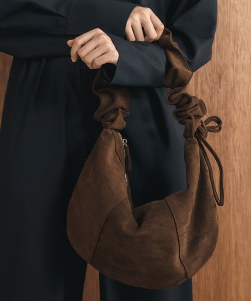 HEILIS（ヘイリス）の「2WAYギャザーフリルショルダーバッグ / 秋服 春服 冬服スエード フェイクスエード 合皮 ナイロン リボンバッグ ハンドバッグ ショルダーバッグ ドロスト スウェード バレエコア フリル ギャザー 韓国 ブラック ベージュ ブラウン アイボリー グレイッシュベージュ グレー（ハンドバッグ・レディース・ブラウン/アイボリー/ベージュ/ブラック系その他/グレイッシュベージュ/ブラック・FREE）」の21枚目の写真