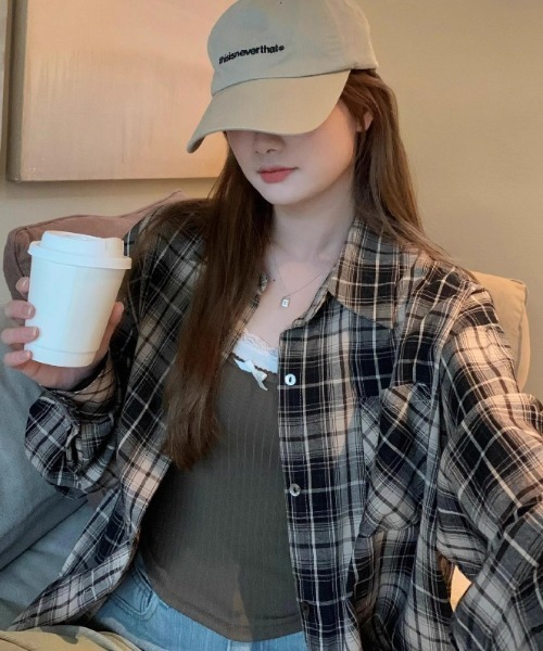 Vipoa（ヴィポア）の「オーバーサイズチェックシャツ（シャツ/ブラウス・レディース・ベージュ・FREE）」の4枚目の写真