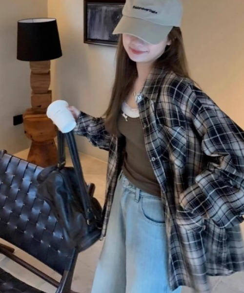 Vipoa（ヴィポア）の「オーバーサイズチェックシャツ（シャツ/ブラウス・レディース・ベージュ・FREE）」の5枚目の写真