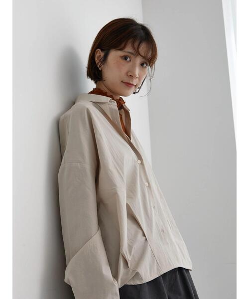 Samansa Mos2 blue(サマンサモスモスブルー)の「◎裾タックシャツ(シャツ/ブラウス・レディース・ブルー/チャコールグレー/ライトベージュ・F)」の4枚目の写真