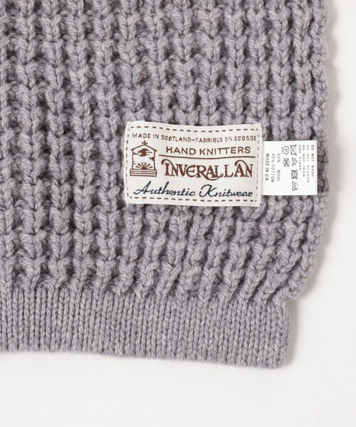 INVERALLAN（インバーアラン）の「INVERALLAN / Pineapple Stitch Scarf（マフラー・メンズ・グレー/レッド・ONE SIZE）」の4枚目の写真
