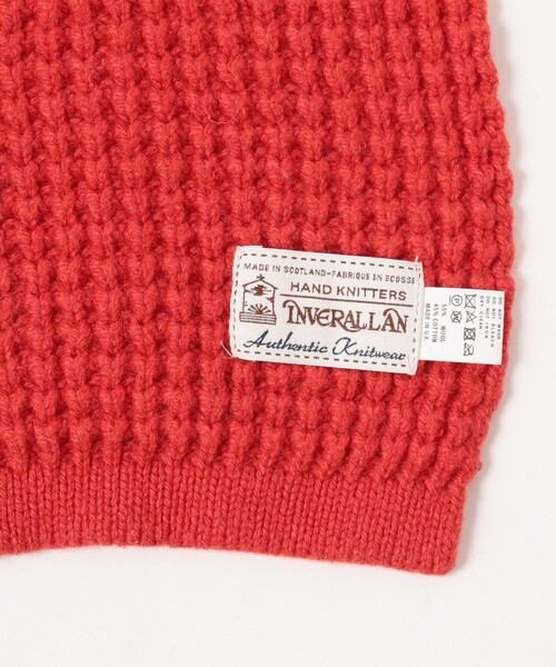 INVERALLAN（インバーアラン）の「INVERALLAN / Pineapple Stitch Scarf（マフラー・メンズ・グレー/レッド・ONE SIZE）」の5枚目の写真