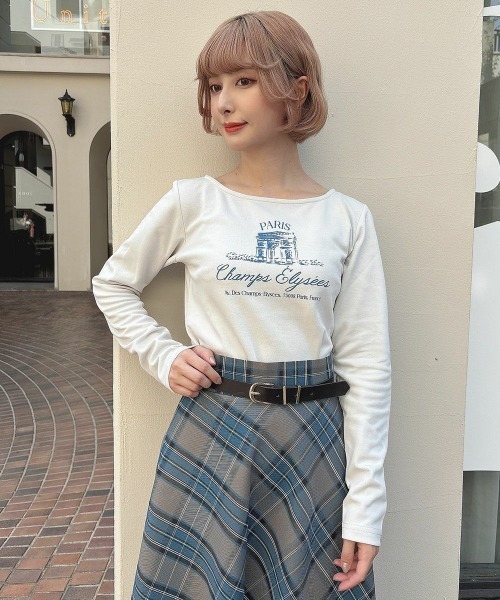 an another angelus（アンアナザーアンジェラス）の「シャンゼリゼ通りプリントロンＴ/ananotherangelus/fint　フィント（Tシャツ/カットソー・レディース・オフホワイト/ライトグレー・FREE）」の3枚目の写真