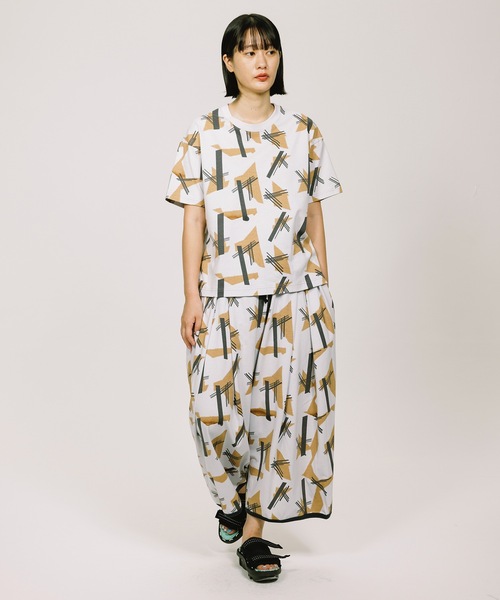 sneeuw（スニュウ）の「コンポジションTシャツ（Tシャツ/カットソー・レディース・ライトグレー/ベージュ・1/3）」の3枚目の写真