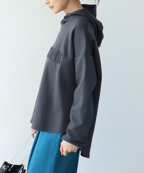 TITE IN THE STORE(ティテ インザ ストア)の「エンボスロゴポンチフーディパーカー(パーカー・レディース・チャコールグレー/ブラック・38)」の4枚目の写真