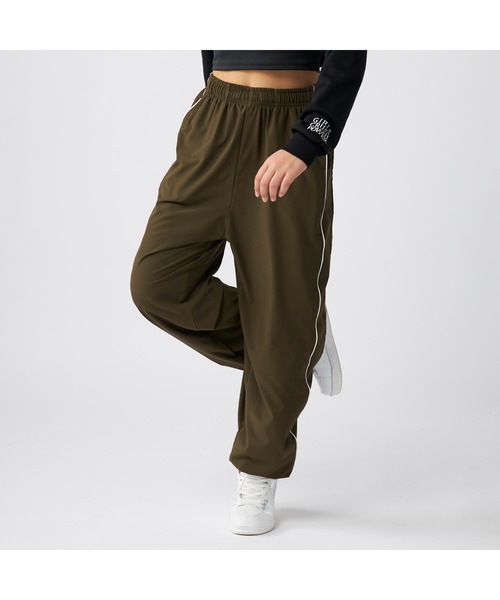 repipi armario（レピピ アルマリオ）の「repipi armario/レピピアルマリオ キッズ ブランド ロゴ 軽量 裾シャーリング ストレッチ オーバーサイズ ルーズパンツ（その他パンツ・キッズ・パープル/ブラック/カーキ・150cm/160cm/170cm/140cm）」の2枚目の写真