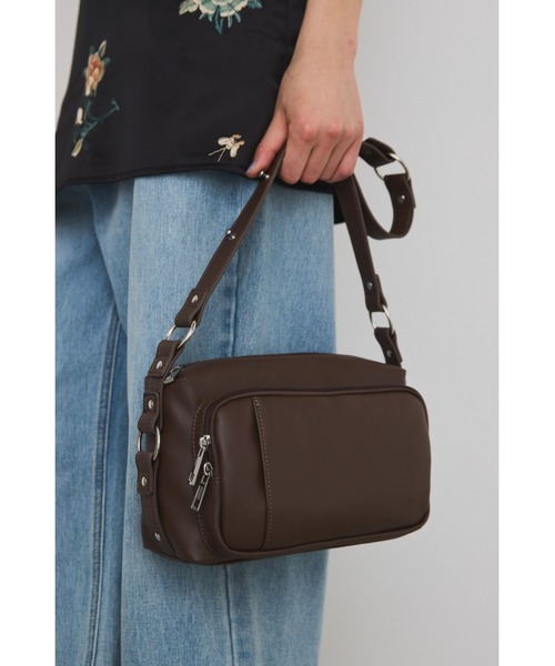 un/neu(アンノイ)の「アウトポケットリングスクエアショルダー / ペットボトル収納可能(ショルダーバッグ・レディース・ブラック/ブラウン/ダークブラウン/レッド/イエロー・FREE)」の2枚目の写真