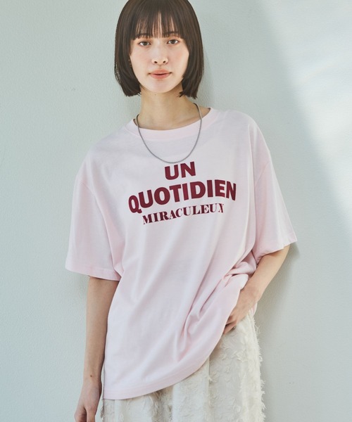 LAKOLE（ラコレ）の「アソートフロッキーロゴTEE / 324407（Tシャツ/カットソー・レディース・チャコールグレー/オフホワイト/ピンク/オレンジ/ネイビー・FREE）」の4枚目の写真